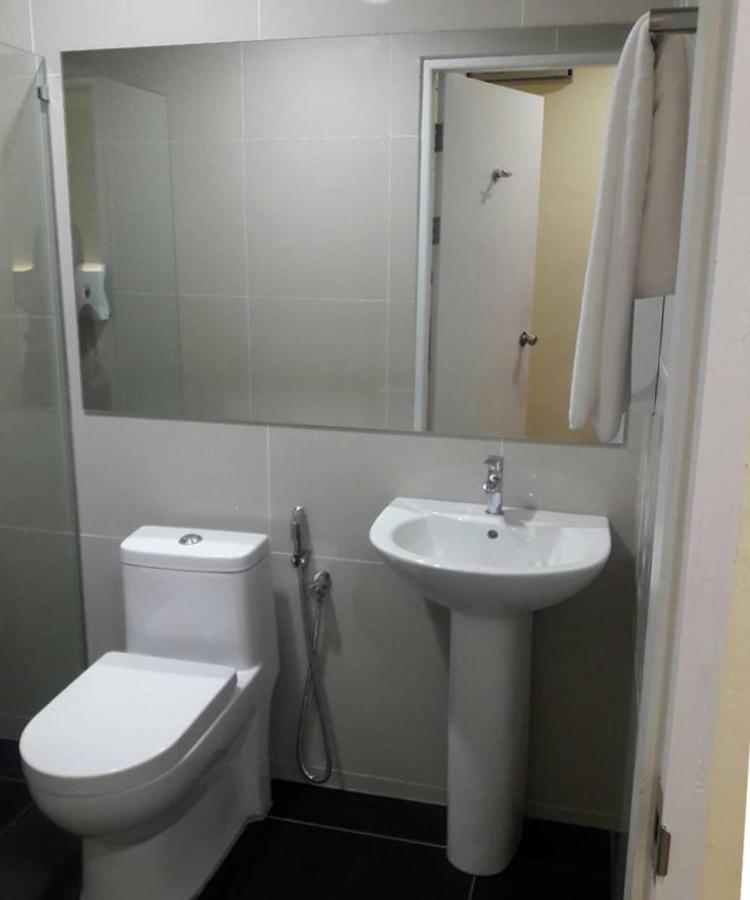 Emart Hotel Miri Bagian luar foto