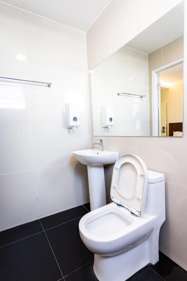 Emart Hotel Miri Bagian luar foto