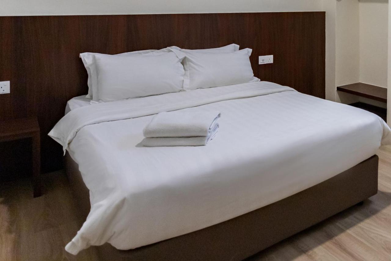 Emart Hotel Miri Bagian luar foto
